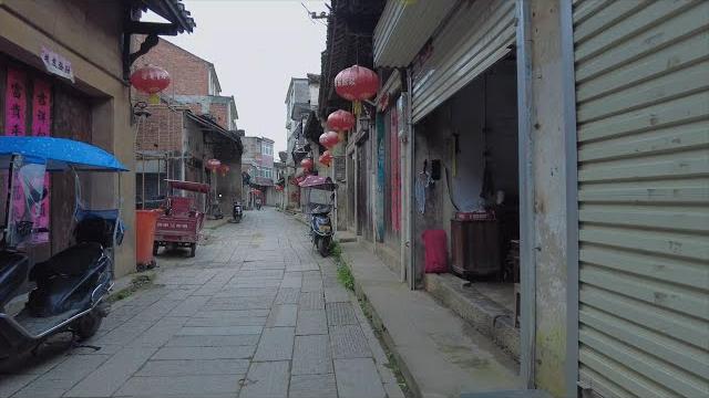 黄屯古镇,位于安徽省庐江县,巢湖西岸,是具有1800年的古街,汉灵帝光和三年(公元180 年)庐江人黄穰和“江夏蛮”联合举行武装起义,有众十余万,攻占四县。人们为了纪念黄穰,故名”黄屯“。 黄屯古镇,位于安徽省庐江县,巢湖西岸,是具有1800年的古街,汉灵帝光和三年(公元180 年)庐江人黄穰和“江夏蛮”联合举行武装起义,有众十余万,攻占四县。人们为了纪念黄穰,故名”黄屯“。