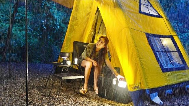 大雨中,独自在漏水的充气帐篷里露营,一片狼藉 大雨中,独自在漏水的充气帐篷里露营,一片狼藉
