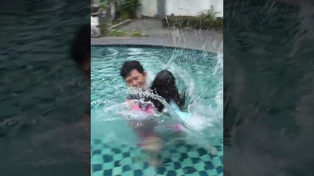 Samantha dan papa berenang di kolam renang Samantha dan papa berenang di kolam renang