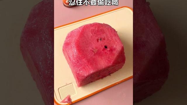 西瓜冻着吃,脆甜解暑,冰冰凉凉好好吃!#西瓜 #watermelon #自制雪糕 #自制甜品 西瓜冻着吃,脆甜解暑,冰冰凉凉好好吃!#西瓜 #watermelon #自制雪糕 #自制甜品