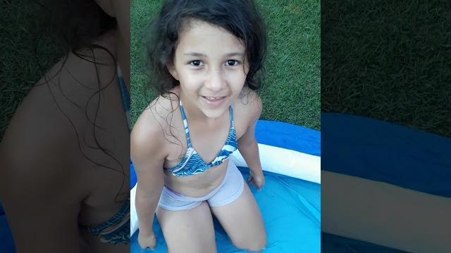 Tomando banho de piscina às 6 horas da manhã Tomando banho de piscina às 6 horas da manhã