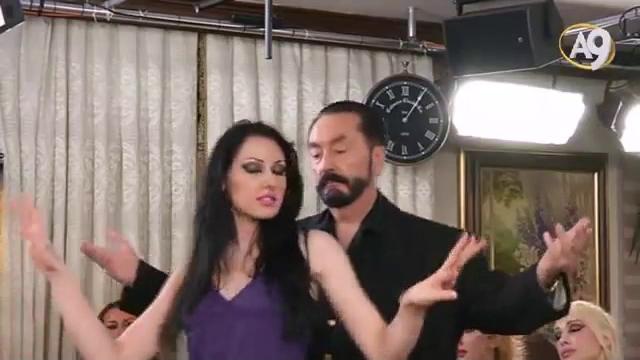 Kedicik ile adnan oktar'ın yakın dansı Kedicik ile adnan oktar'ın yakın dansı