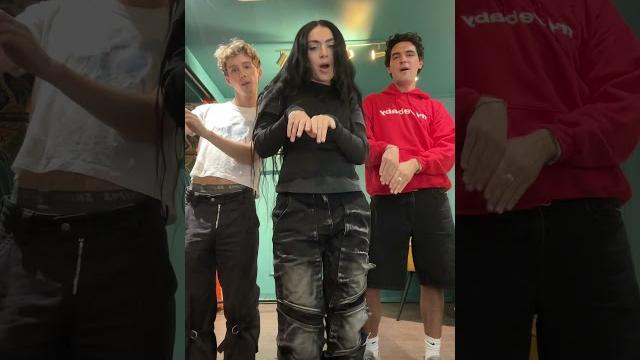 Charli xcx & troye sivan ate the apple dance Charli xcx & troye sivan ate the apple dance