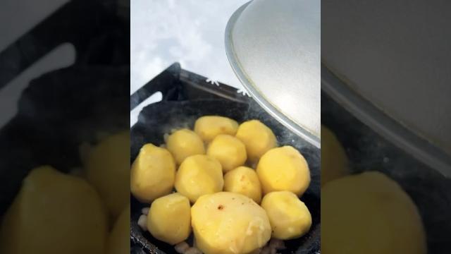 Жареная картошка с курдюком на мангале Жареная картошка с курдюком на мангале