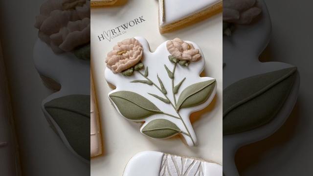 Piped florals with tipless bags #cookiedecorating #cookievideos #icingcookies #royalicing #cookieart Piped florals with tipless bags #cookiedecorating #cookievideos #icingcookies #royalicing #cookieart