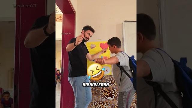 Bu öğretmen her gün öğrencilerini böyle uğurluyor Bu öğretmen her gün öğrencilerini böyle uğurluyor