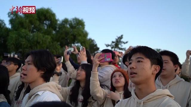台湾青年在北京天安门观看升旗仪式 台湾青年在北京天安门观看升旗仪式