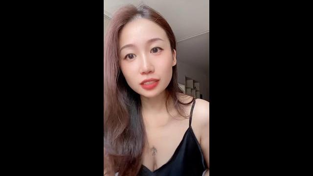 抖音主播穿着黑色吊带直播间聊天不小心走光!#漏点 #露点 #走光 抖音主播穿着黑色吊带直播间聊天不小心走光!#漏点 #露点 #走光