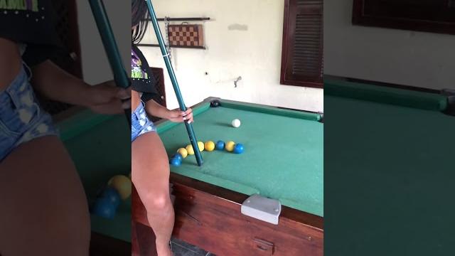Colocando efeito com a parte de trás do taco de sinuca #trickshot Colocando efeito com a parte de trás do taco de sinuca #trickshot
