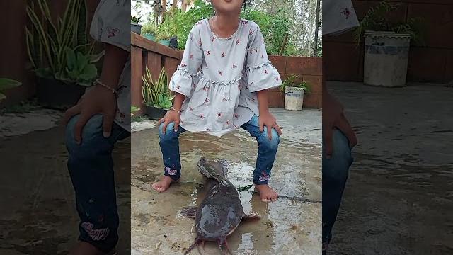 Anak kecil vs ikan lele gede #short Anak kecil vs ikan lele gede #short