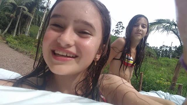 Na piscina com as minhas amigas Na piscina com as minhas amigas