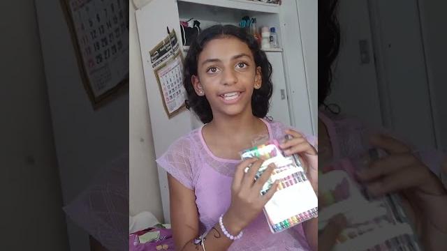 Mostrando o meu material escolar com minha prima Mostrando o meu material escolar com minha prima