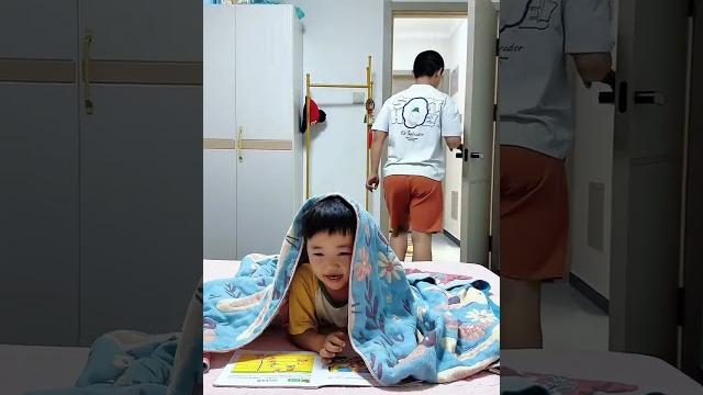 儿子躲在被子里玩手机,万万没想到!#呆萌小米宝#萌娃#熊孩子 儿子躲在被子里玩手机,万万没想到!#呆萌小米宝#萌娃#熊孩子