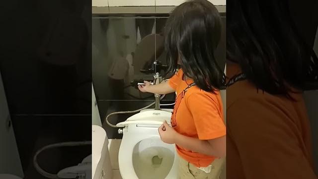 Ketika ara gak tau cara siram pipis di closet mall tangerang. mama bantu caranya tarik ️ Ketika ara gak tau cara siram pipis di closet mall tangerang. mama bantu caranya tarik ️
