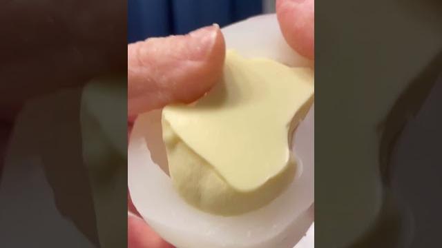 Шоколадная фигурка для торта: смешивает белый шоколад и какао масло в порошке #шоколадручнойработы Шоколадная фигурка для торта: смешивает белый шоколад и какао масло в порошке #шоколадручнойработы