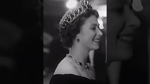 Marilyn monroe and queen elizabeth iconic moment Marilyn monroe and queen elizabeth iconic moment