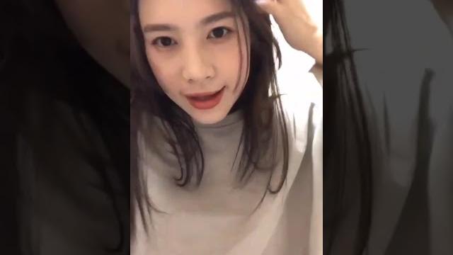 高颜值露脸舔自己的白袜脚 玉足配极品脸蛋 这真是女菩萨 想和她一起舔脚! 高颜值露脸舔自己的白袜脚 玉足配极品脸蛋 这真是女菩萨 想和她一起舔脚!
