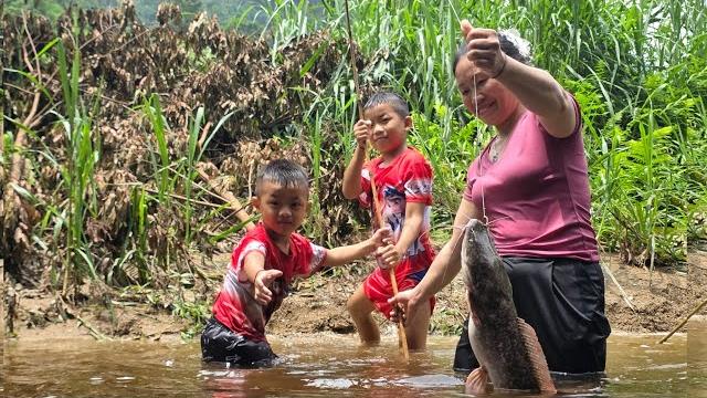 Single mother teaches son how to fish wild .dang thi du Single mother teaches son how to fish wild .dang thi du