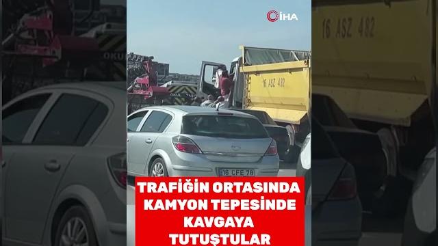 Trafikte kamyon tepesinde kavga eden şahıslar böyle görüntülendi #shorts #trafik #kavga Trafikte kamyon tepesinde kavga eden şahıslar böyle görüntülendi #shorts #trafik #kavga