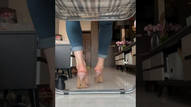 是在后面偷看姐姐嘛(高跟版)~ #foot #shorts 是在后面偷看姐姐嘛(高跟版)~ #foot #shorts