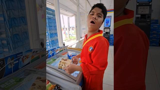 Fariz is sulking while buying ice cream at indomaret #shorts Fariz is sulking while buying ice cream at indomaret #shorts