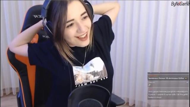 Mia fitz i̇syan edi̇yor ayağini gösterdi̇ !! Mia fitz i̇syan edi̇yor ayağini gösterdi̇ !!