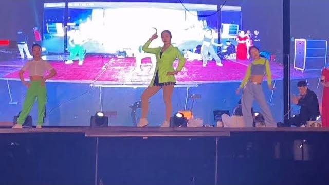 实拍农村演绎歌舞团,六千元一场,跳跳唱唱,值不值? 实拍农村演绎歌舞团,六千元一场,跳跳唱唱,值不值?