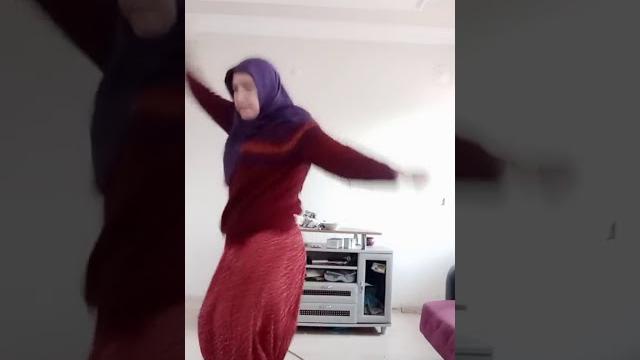 Türbanlı dul kadının baştan çıkarıcı dansı Türbanlı dul kadının baştan çıkarıcı dansı