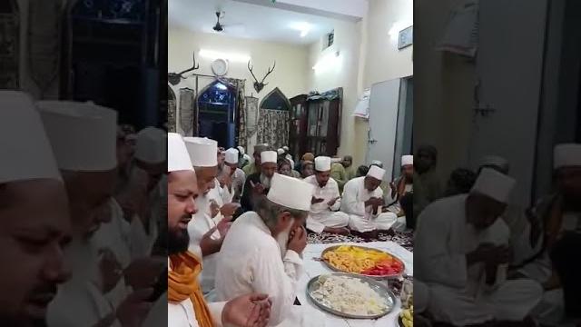 Huzoor sahibe sahjjadd dua karte hue Huzoor sahibe sahjjadd dua karte hue