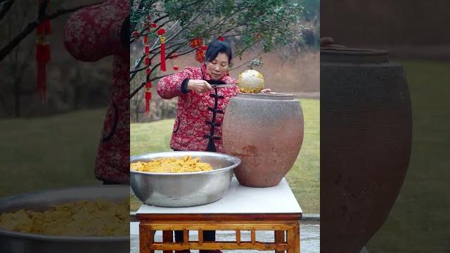 在家古法酿造红薯酒,姥爷不愁没酒喝了!#chinesefood #wine 在家古法酿造红薯酒,姥爷不愁没酒喝了!#chinesefood #wine
