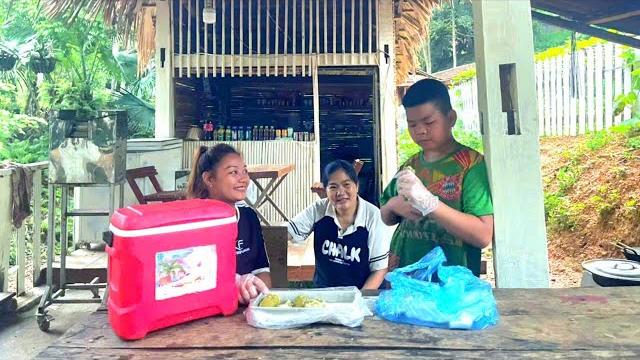 From bamboo shoots in the deep forest, mai processes them into delicious dishes to sell. From bamboo shoots in the deep forest, mai processes them into delicious dishes to sell.