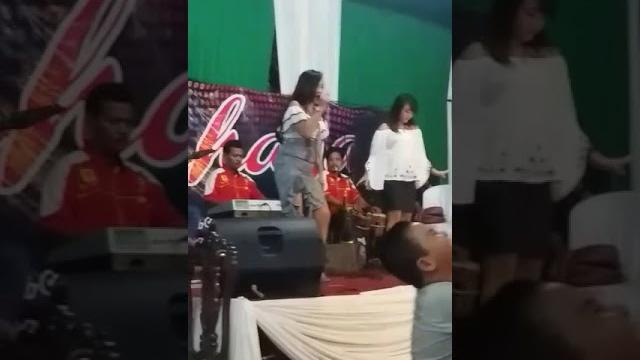 Goyang biduan hot Goyang biduan hot
