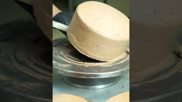 Plastering naked cakes with cream Plastering naked cakes with cream