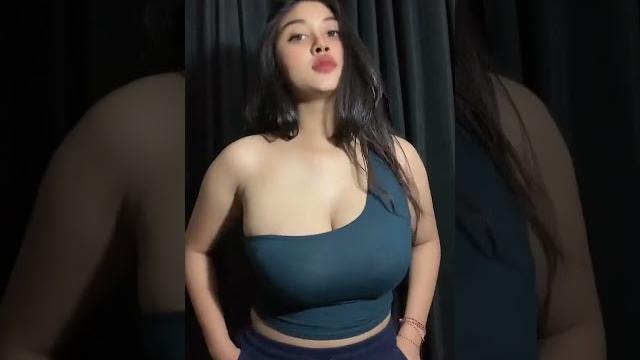 Sri ayu tarisa pakai cuma sebelah Sri ayu tarisa pakai cuma sebelah