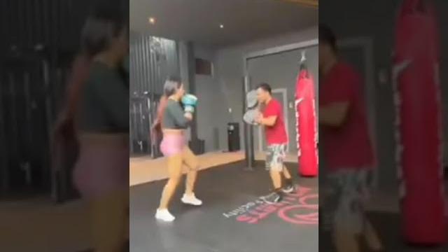 Mami sisca latihan tinju,apemnya tembem Mami sisca latihan tinju,apemnya tembem