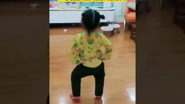 4歲小女孩每天回家自學跳舞,一學就會動嫻熟天賦驚人。 4歲小女孩每天回家自學跳舞,一學就會動嫻熟天賦驚人。