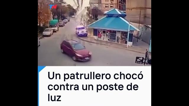 Un patrullero chocó contra un poste de luz Un patrullero chocó contra un poste de luz