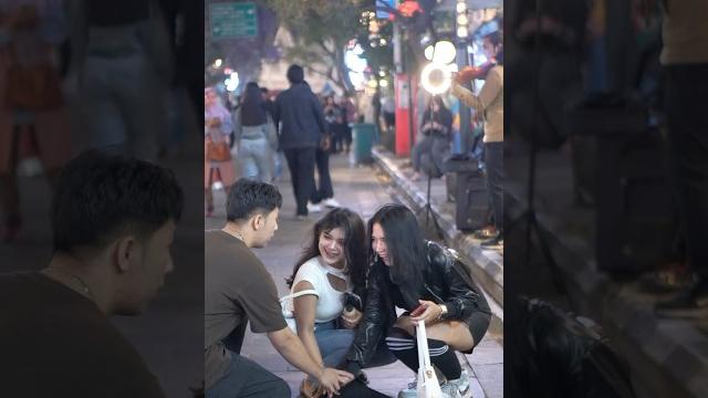 Dompetnya jatuh cewek baju putih woh Dompetnya jatuh cewek baju putih woh