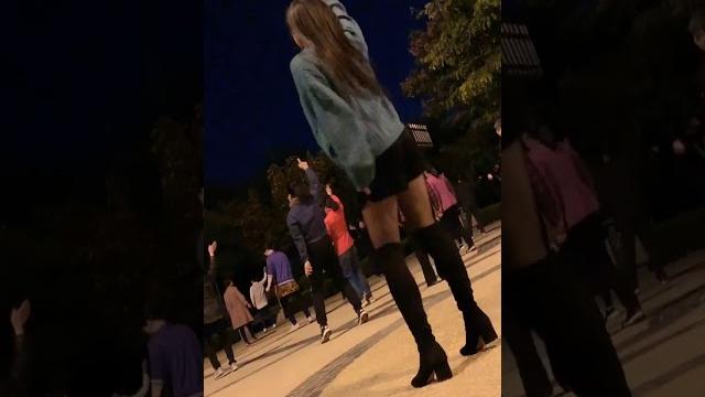 性感黑丝袜广场舞小美:迷人的背景 性感黑丝袜广场舞小美:迷人的背景