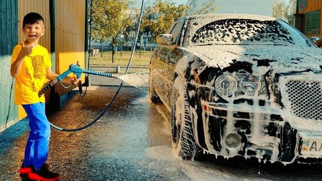 Учимся мыть мамину машину на автомойке Учимся мыть мамину машину на автомойке