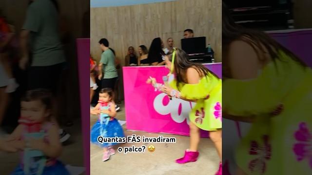 Fã invade o palco da marcela jardim #shortsviral Fã invade o palco da marcela jardim #shortsviral