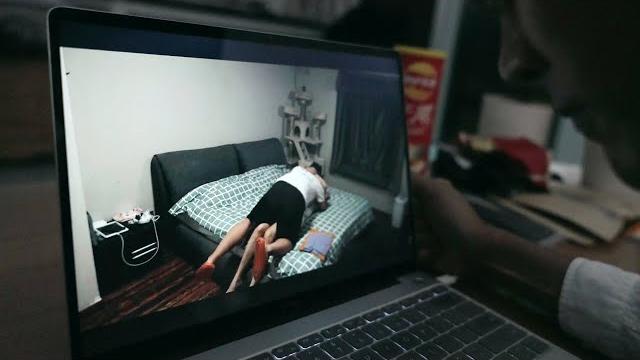男孩在女老师家偷装监控,每天尽情偷窥,却不知已掉入老师的陷阱 男孩在女老师家偷装监控,每天尽情偷窥,却不知已掉入老师的陷阱
