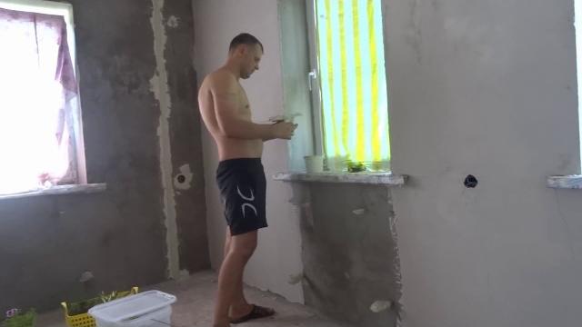 Отец в декрете ремонтирует дом Отец в декрете ремонтирует дом