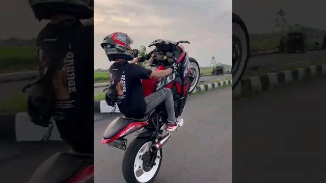 Cobain wheelie pakai zx25r gilaaa Cobain wheelie pakai zx25r gilaaa