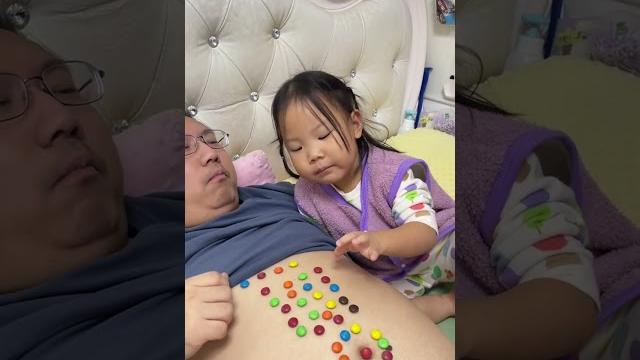 Eating sugar beans with dad my cute baby recording baby dad takes care of baby dad takes care of Eating sugar beans with dad my cute baby recording baby dad takes care of baby dad takes care of