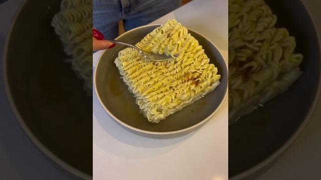 Ben artık tencerede kaynatılan noodle ı böyle yapıyorum. hamur olmuyor daha kolay #shorts Ben artık tencerede kaynatılan noodle ı böyle yapıyorum. hamur olmuyor daha kolay #shorts