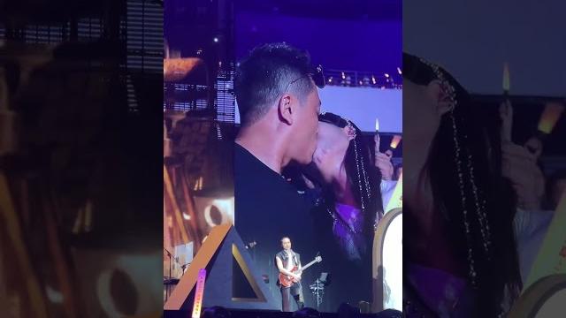 当众舌吻!快来吃瓜!任贤齐演唱会现场年轻夫妻在观众席上吻得难舍难分,万人直播看呆! 评论区聊聊你的看法! #任贤齐 #翻唱 #音樂 #分享 #推薦 #怀旧金曲 #熱門 #深圳演唱会 #演唱会现场 当众舌吻!快来吃瓜!任贤齐演唱会现场年轻夫妻在观众席上吻得难舍难分,万人直播看呆! 评论区聊聊你的看法! #任贤齐 #翻唱 #音樂 #分享 #推薦 #怀旧金曲 #熱門 #深圳演唱会 #演唱会现场