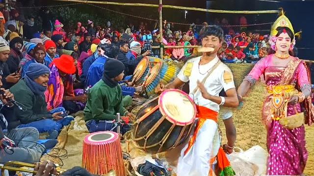 তপন মাহাতোর বায়েনের পয়সা দেখ/tapan mahato chhau nach/cho nach/sokhi nach/chhau dance star purulia তপন মাহাতোর বায়েনের পয়সা দেখ/tapan mahato chhau nach/cho nach/sokhi nach/chhau dance star purulia