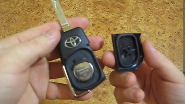 Замена батарейки в ключе тойота. Замена батарейки в ключе тойота.