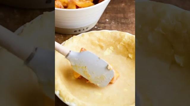 Peach pie with fresh peaches Peach pie with fresh peaches